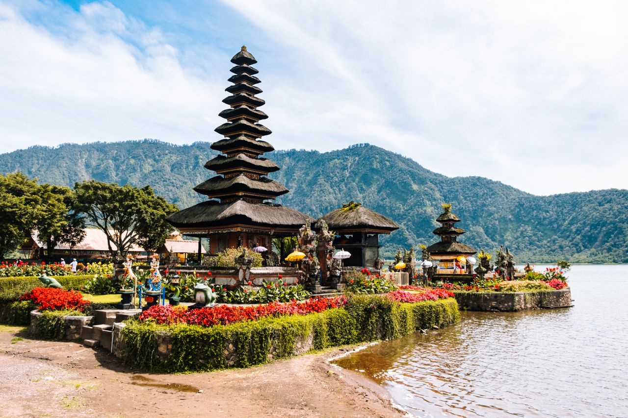 The Art of Drawing Readers In: Your attractive post title goes here Captivating view of Ulun Danu Beratan Temple in Bali set against lush mountains.